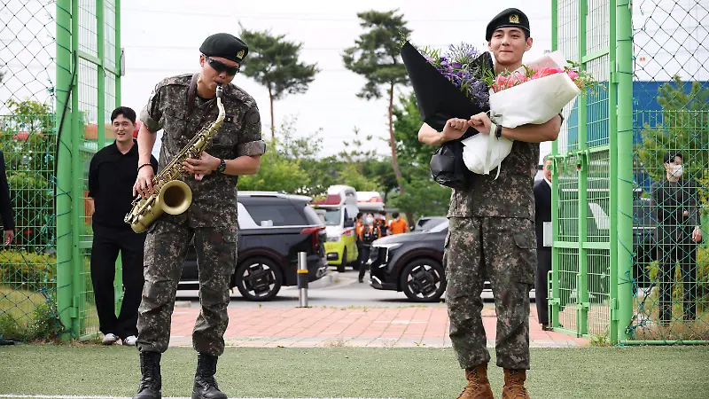 taeyung-v-rm-namjoon-servicio-militar-reuters
